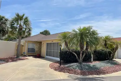 Image de Enjoy a private pool, spacious lanai, and cozy Florida room with Murphy bed!