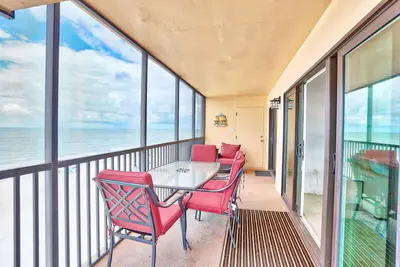 Image de ☀Beachfront Condo🐬Corner Unit🏖️Villa Madeira 501🍹Large, Private Balcony