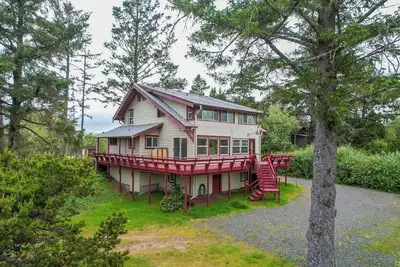 Image de Multi-level home, large wrap around deck, stunning views of the Necanicum River.