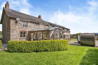 Image de Wood Farm Barn - Six Chambres Maison, Couchages 12