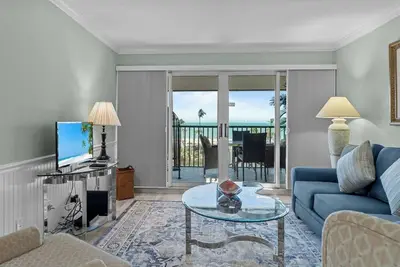 Image de Gulf-View Penthouse w/ Private Rooftop Deck – Steps from the Sand!