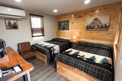 Image de Escape to the tranquility of our cozy cabin inn, where rustic charm meets modern comfort. Experience a home away from home ambiance.