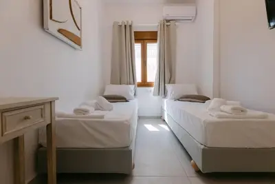 Image de Spacious 3-Bedroom Apartment near the beach and Downtown Naxos. Family-Friendly!