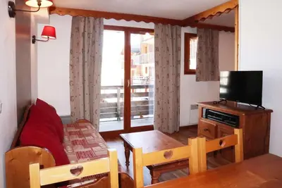 Image de 100m du centre station, 2ème étage, piscine, sauna, balcon, télévision, casier à ski, 35m²