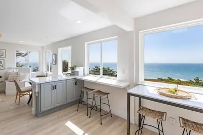 Image de Oceanfront Coastal Home with Breathtaking Views – Hiking, Beaches & More