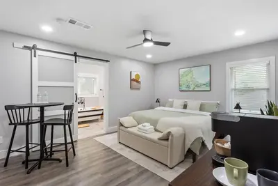 Image de Cozy Room  │ King Bed  │ Near Downtown & Airport