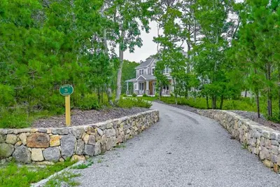 Image de Welcome to your perfect island retreat nestled in a private Oak bluffs Enclave