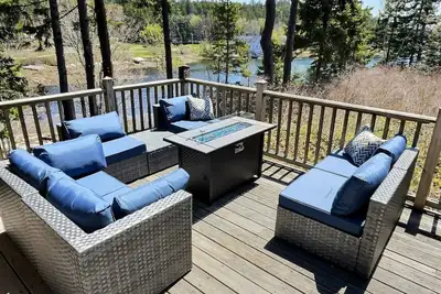 Charming 3-bedroom cottage in Southport with water views and close to Boothbay.
