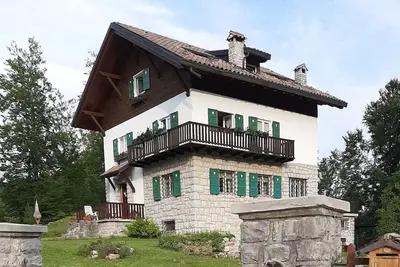 Image de Romantic Attic between lake, mountains and stars