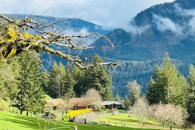 Image de Columbia Gorge Farmstead with River Views