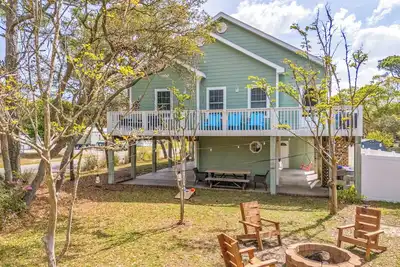 Image de Fully Renovated Oak Island Oasis: 1. 5 blocks to beach. Pet & family friendly!