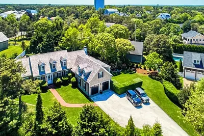 Image de Discounted Rates! 4 Bdr house with Custom Pool, Spa and Fire Pit in Edgartown.