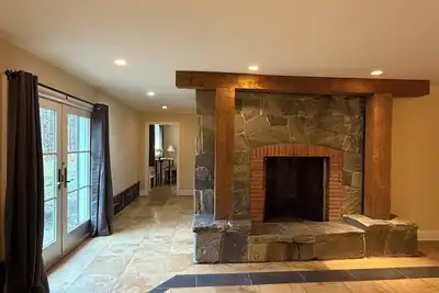 Image de Charming 4-Br + 6 bathroom chateau with WiFi, in Marlborough view on Monadnock