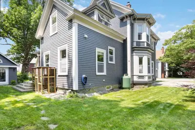 Image de Historic 3-bedroom house with a beautiful garden in oceanfront Shelburne.