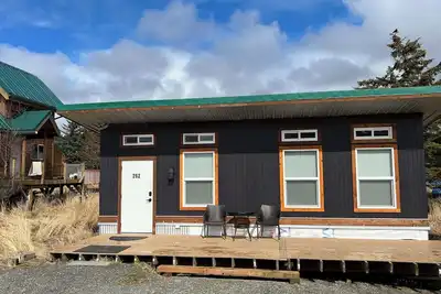 Bird and Beach Guesthouse- beachfront studio cottage in Old Town Homer