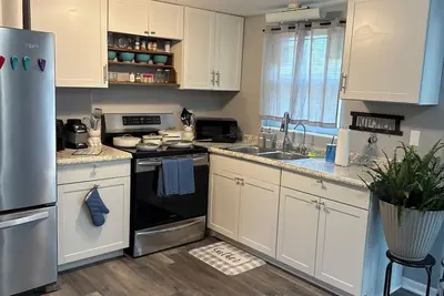 Image de Charming spacious 2-bedroom cottage in the heart of Beverly Hills, Florida.