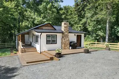 Image de Pet-Friendly Farmhouse w/ Hot Tub, Fire Pit & Fishing Dock in Hendersonville
