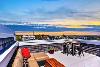 Image de Luxury 3br Townhome - Panoramic Water Views + Modern Comfort + Parking Included
