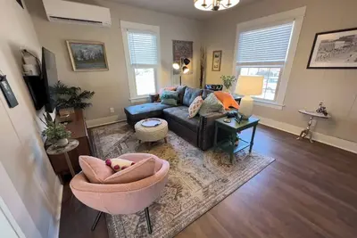 Image de Charming Historic Downtown 1br | A+ Location