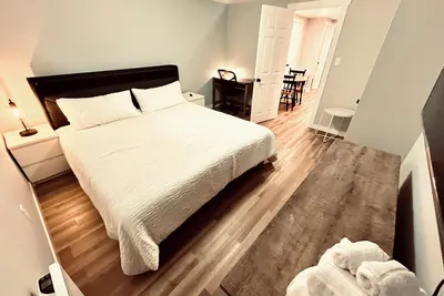 Image de Downtown-2br Apt-King-Parking-WiFi7