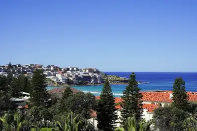 Image de Bondi Beach Sunrise Beach Views - 140m2 Split Luxury Apt w\/ Balcony & 2 Sunrooms