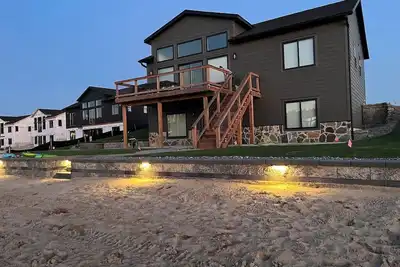 Image de Sunset Lake Paradise new 4-bedroom lake house with private beach, WiFi, and Ac