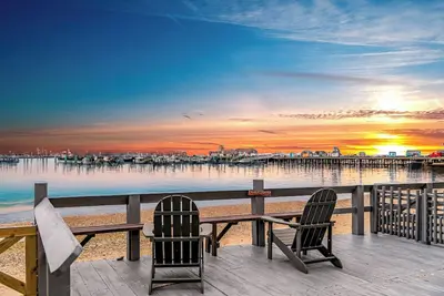 Image de Stylish Beachside Condo on Commercial - Dog-Friendly, Parking, Prime Location