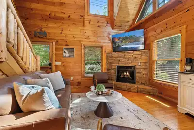 Image de Romantic Retreat! ! ! Newly refreshed cabin with hot tub~New listing rates!