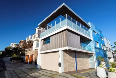 Image de Bring the family to this spacious 7 bedrooms\/7 bath home in Manhattan Beach