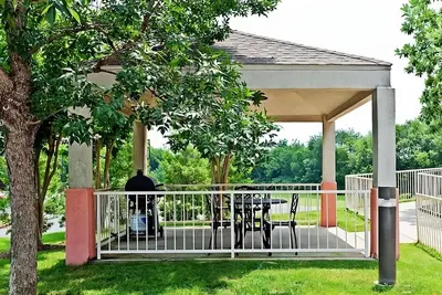 Image de 3 Pet-Friendly Suites w/ Kitchen l Close to Nashville Zoo & Local Trails