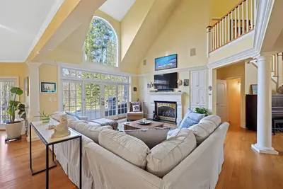 Riverfront Six Bedroom Home, fully-equipped for a memorable stay!