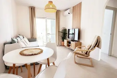 Image de Two bedroom ground floor apartment, beautifully renovated, 7 mins from the beach
