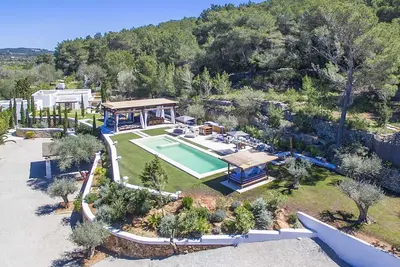 Image de Villa à Santa Eulària Des Riu avec 4 chambres à coucher, 8 couchages