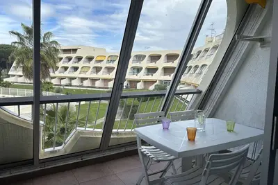 Image de Studio climatisé avec terrasse, 4 couchages, proche plage et commerces