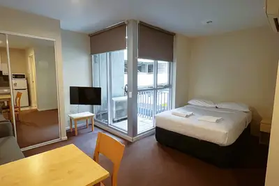 Image de Comfortable 1-Bedroom Apartment in Cbd | Walk to Markets, Shops & Cafes
