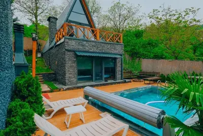 3+1 Heated Pool-Jacuzzi-Fireplace-Sheltered Bungalow for 8 People