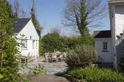 Image de Sparnal Stitch and Annexe nestled in the trees, just moments from sandy beaches