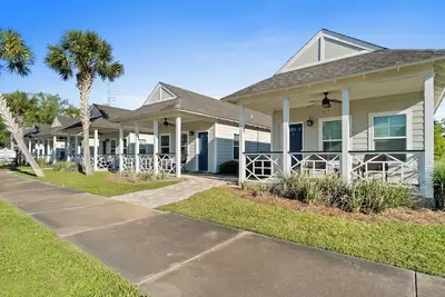Cozy Cottage 1 of 6 at Pool| 2br | Grill | Close to Bay & Marina