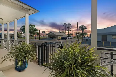 Cozy Cottage 2 of 4 with Bay View| 2br |Pool | Grill | Near Bay & Gulf
