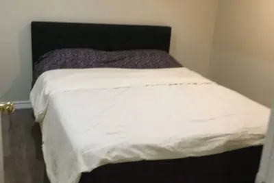 Image de Cozy and comfortable basement apartment with separate entrance and car parking