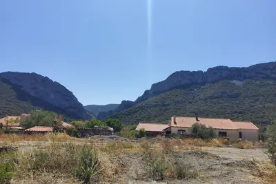 Image de villa entre mer et montagne