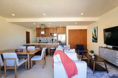 Image de Stylish Condo with partial Views