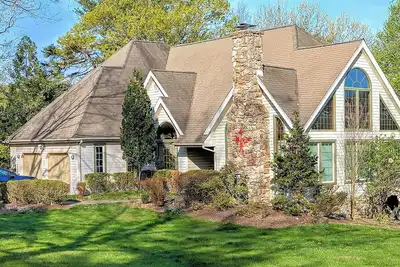 Image de Bright 3-bed \"Tree Fort\" home in Ply Mtg for Oct 1: WiFi, fItness, 30-day min
