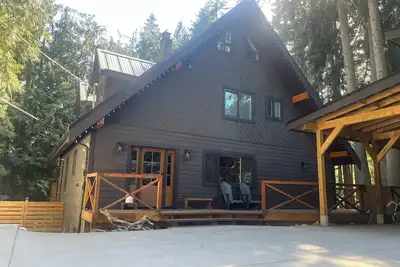 Image de 4 Story A-Frame Home Perfectly Nestled in the Trees
