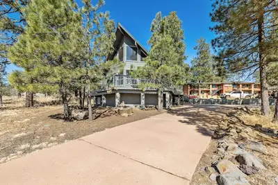Image de New! Behind The Pines - Walk to Dining & Nightlife! Great Location!