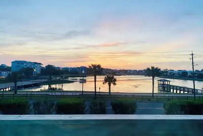 Image de Ocean view and lake view from this cozy 1 bedroom in Carolina Beach