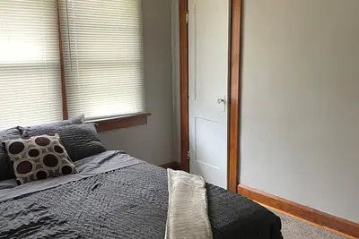 Image de Charming 2-bedroom house in busy downtown Indianapolis with WiFi, Ac.