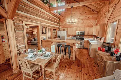 Image de Cozy Cabin Near Gatlinburg - Hot Tub + Fire Pit