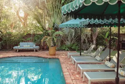 Image de Peach Cottage: Palm Beach-style bliss, shared pool