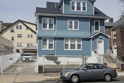 Image de \nSpacious, Comfy 3br, 1ba Apt, Close to Ewr, Nyc, Beth Israel Hospital, MetLife,